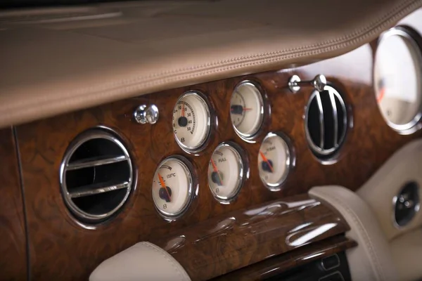 Vysokoúhlý Snímek Béžového Hnědého Interiéru Luxusního Vozu Ideální Pro Pozadí — Stock fotografie