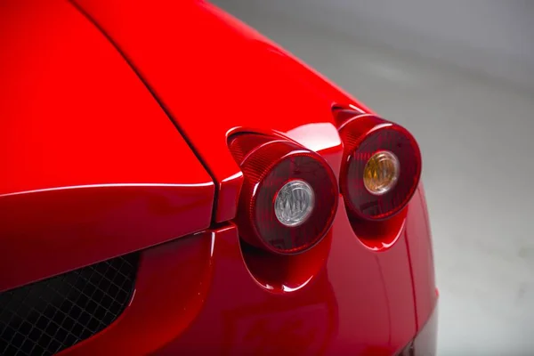 Egy Közeli Kép Egy Modern Piros Autó Fényszóróiról — Stock Fotó