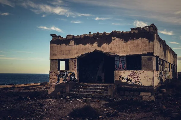 一座废弃的受损建筑 被海滨的涂鸦覆盖 — 图库照片
