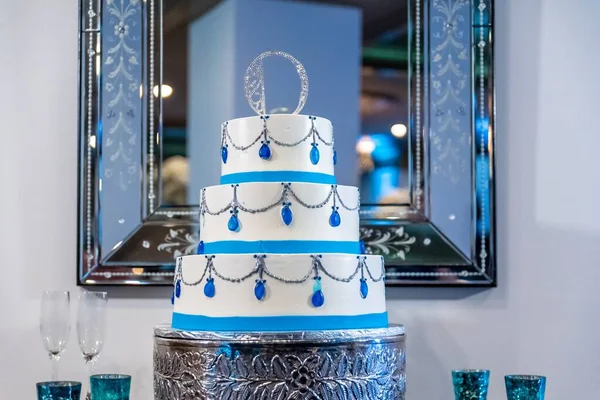 Closeup Shot White Wedding Cake Blue Decorations — Stock Photo, Image