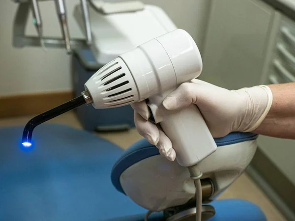 Ein Zahnarzt Mit Einem Stück Zahnärztlicher Ausrüstung Einer Zahnarztpraxis — Stockfoto