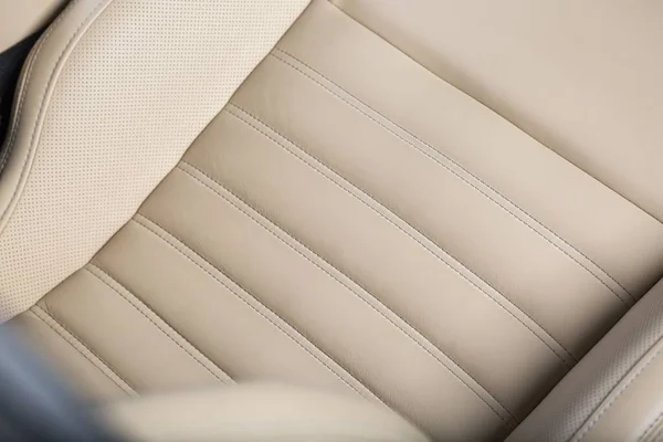 Sebuah Gambar Closeup Dari Tekstur Jok Kulit Beige Mobil Modern — Stok Foto