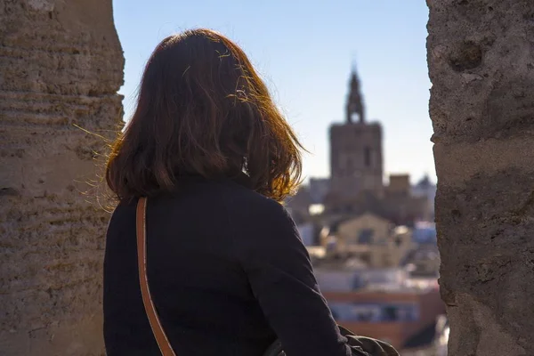 Uma Mulher Prédio Antigo Com Vista Para Cidade Valência Espanha — Fotografia de Stock