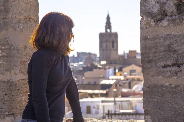 Uma Mulher Prédio Antigo Com Vista Para Cidade Valência Espanha — Fotografia de Stock