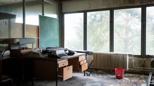 Ein Glasfenster Einem Verlassenen Raum Mit Einer Schreibmaschine Auf Einem — Stockfoto