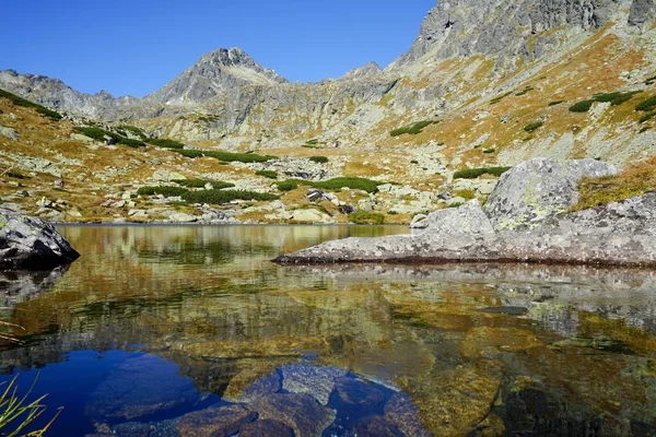 一座反映斯洛伐克塔特拉山山脉的湖泊 — 图库照片