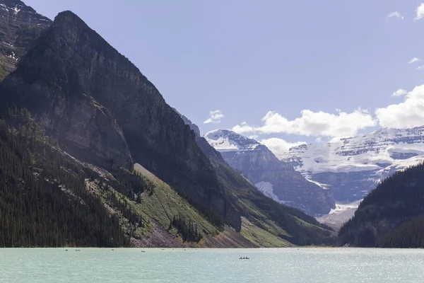 Turquoise Water Lake Middle Forest Tall Trees Huge Mountains Summer — Stock Photo, Image