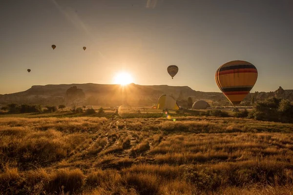 Heteluchtballonnen Heuvels Velden Bij Zonsondergang Cappadocia Turkije — Stockfoto