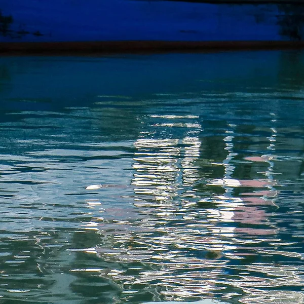 Die Reflexion Der Lichter Und Des Himmels Auf Der Wasseroberfläche — Stockfoto