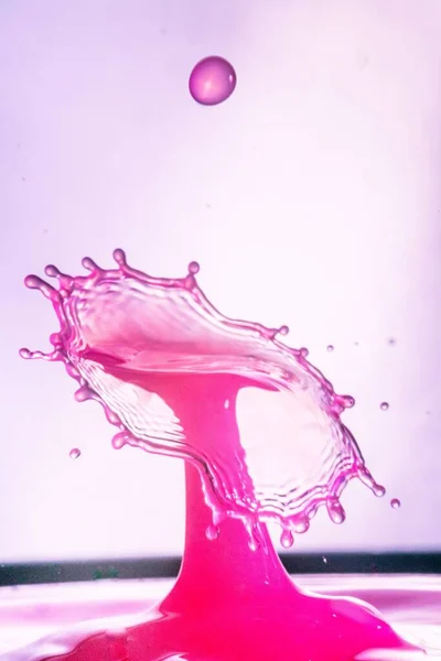 Een Verticale Opname Van Een Koele Roze Water Plons Tegen — Stockfoto