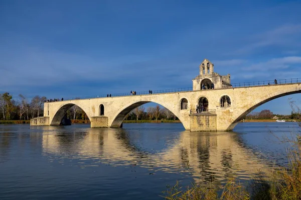 法国阿维尼翁桥的美丽照片 背景为蓝天 — 图库照片