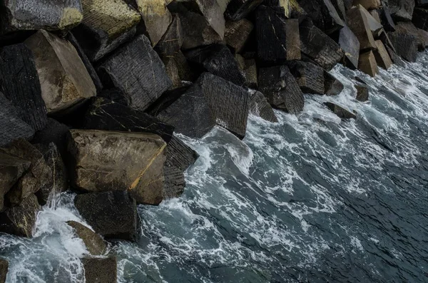 바위가물 때높은 각도로 올렸다 — 스톡 사진