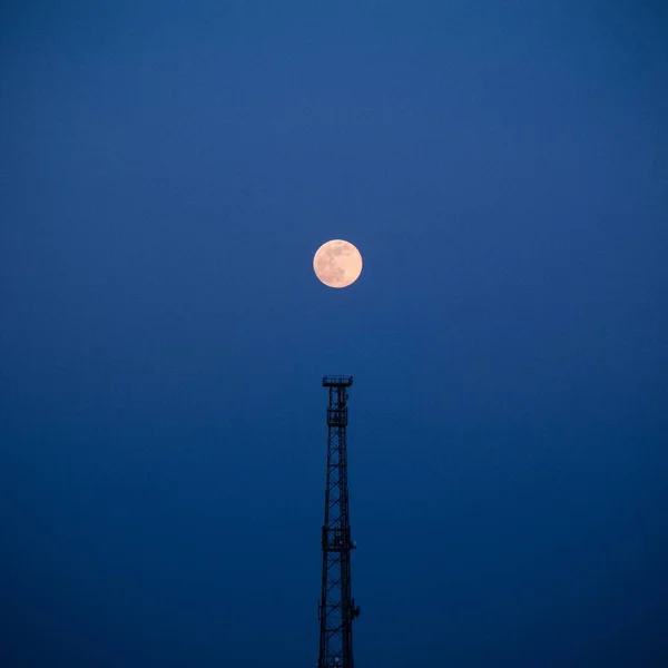 Pleine Lune Dessus Une Tour Dans Ciel Bleu Soir Idéal — Photo