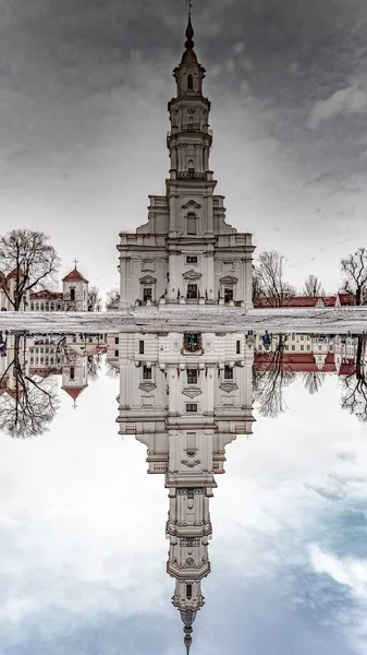 Вертикальный Снимок Отражения Ратуши Воде Сделанный Каунасе Литва — стоковое фото