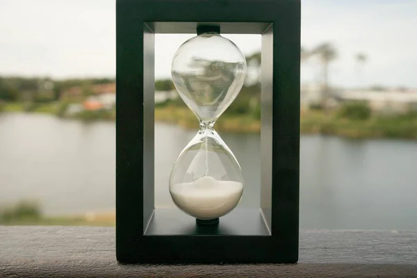 Ένα Όμορφο Πλάνο Ενός Κλασικού Vintage Hourglass Sandglass Ρολόι Φύση — Φωτογραφία Αρχείου