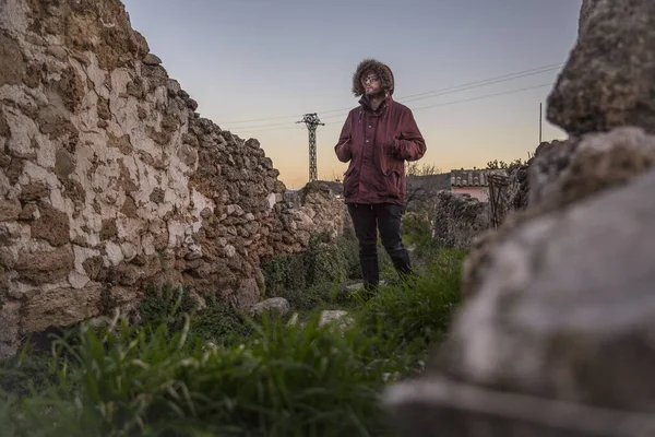 Male Standing Grass Covered Field Stone Wall Captured Chelva Valencia — Stockfoto