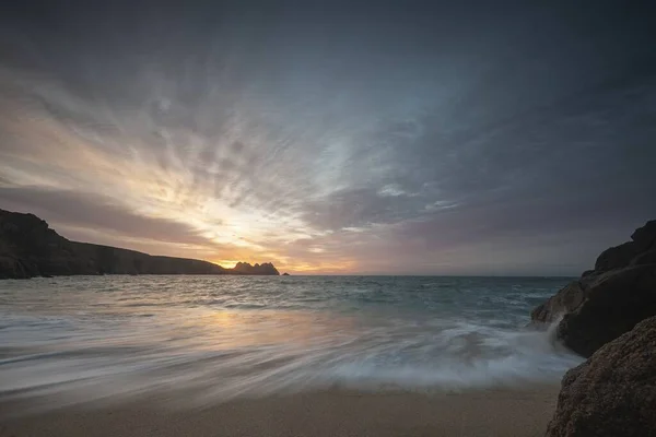 Piękne Ujęcie Porthcurno Kornwalii Plaży Pochmurny Poranek — Zdjęcie stockowe