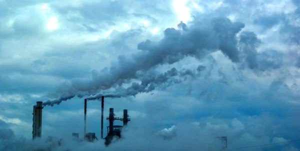 一个工厂烟囱的空中摄影污染了美丽的天空 — 图库照片