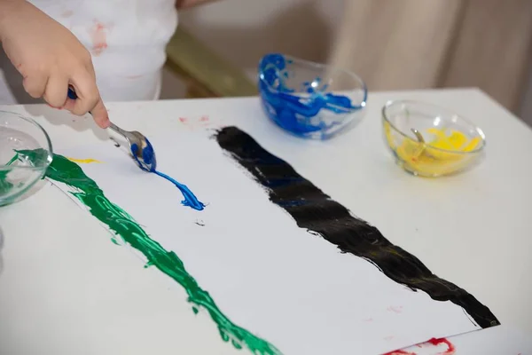 Tiro Ângulo Alto Uma Criança Pintando Com Mãos Cores Diferentes — Fotografia de Stock