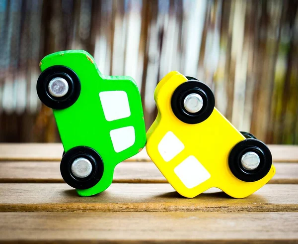 Eine Selektive Fokusaufnahme Von Zwei Grünen Und Gelben Spielzeugautos Auf — Stockfoto