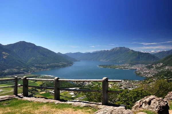 Belo Tiro Ângulo Alto Lago Cercado Por Montanhas Sob Céu — Fotografia de Stock