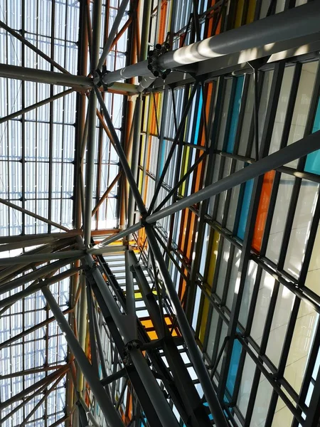 建物の鋼のトラスの低角度垂直ショット — ストック写真