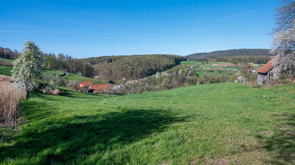 Vacker Gräsbevuxen Kulle Den Klarblå Himlen Fångad Rohrbach Odenwald Tyskland — Stockfoto