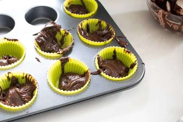 Close Chocolate Copos Papel Muffin Uma Panela Sobre Mesa Sob — Fotografia de Stock