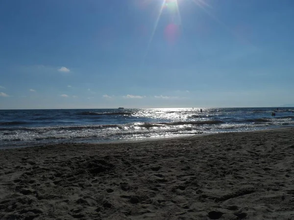 Una Bella Foto Una Spiaggia Sabbia Mare Durante Tempo Soleggiato — Foto Stock