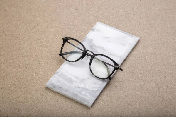 Primo Piano Bicchieri Eleganti Una Piccola Superficie Marmo — Foto Stock