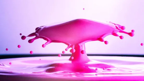 Tapiz Una Fresca Salpicadura Agua Rosa Sobre Fondo Borroso Ideal — Foto de Stock