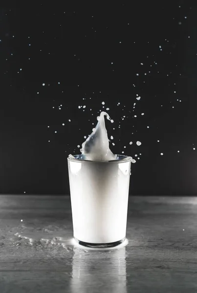 Una Vista Vertical Escala Grises Chorro Líquido Blanco Una Taza — Foto de Stock