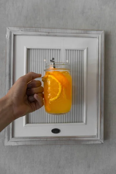 Una Persona Sosteniendo Una Limonada Naranja Fresca Fría — Foto de Stock