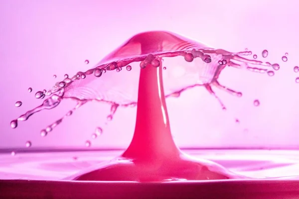 Een Close Van Een Koele Roze Water Plons Tegen Een — Stockfoto