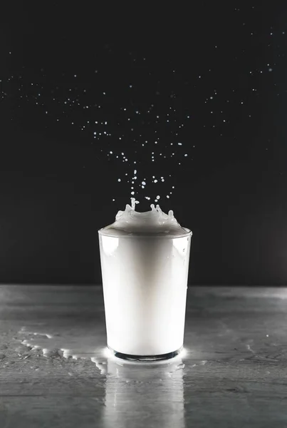 Сіро Коричневий Вертикальний Вигляд Білої Рідини Скляній Чашці — стокове фото