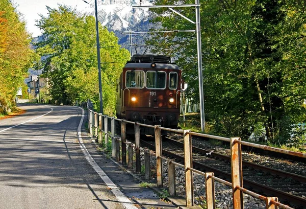 Hermoso Disparo Tren Que Circula Por Ferrocarril Junto Una Carretera — Foto de Stock