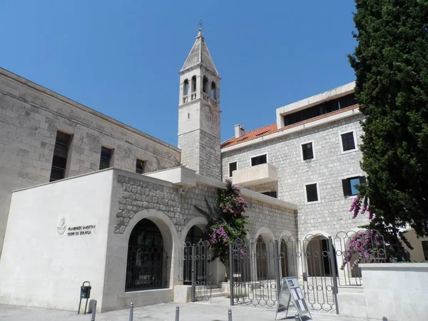 クロアチアのスプリットにある私たちの女性の健康の修道院と教会の美しいショット — ストック写真