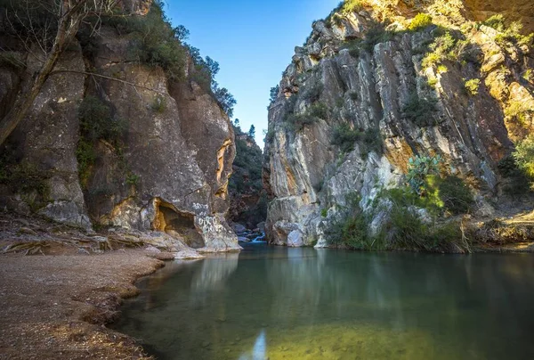 Une Belle Rivière Entourée Falaises Rocheuses Couvertes Arbres Capturées Chelva — Photo