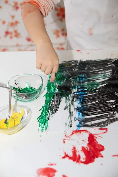 Вертикальный Снимок Детской Картины Руками Разными Цветами Краски Белой Странице — стоковое фото