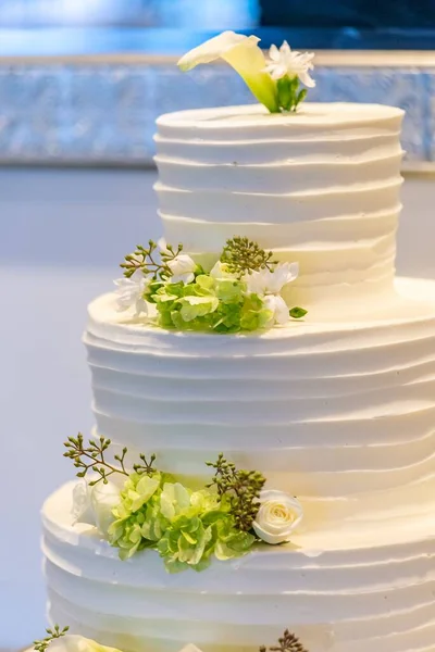 아름다운 케이크를 수직으로 클로즈업 — 스톡 사진