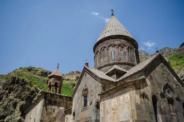 아르메니아의 바위로 둘러싸인게 수도원의 각도의 — 스톡 사진