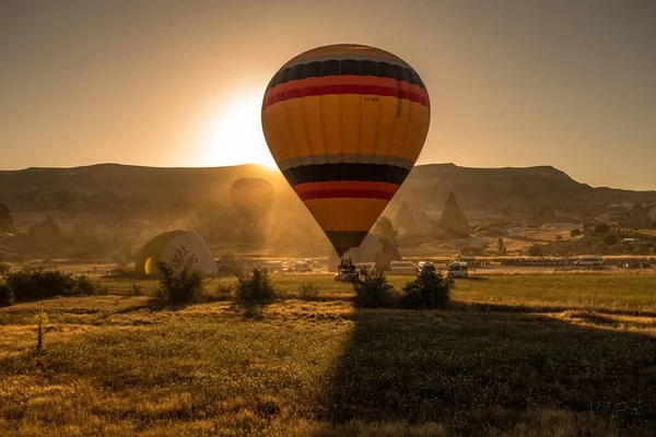 Los Globos Aire Caliente Sobre Las Colinas Los Campos Durante —  Fotos de Stock