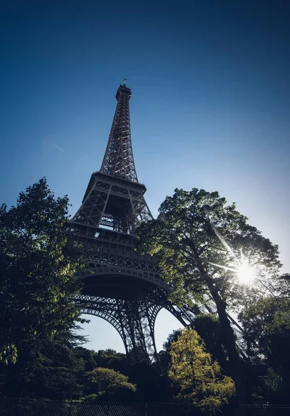 Low Angle Shot Famous Eiffel Tower Champ Mars Paris Francia — Foto de Stock