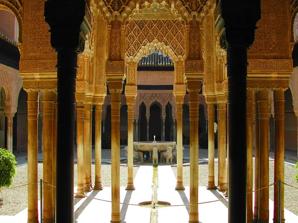 Las Columnas Del Palacio Alhambra Granada España Con Vistas Corte — Foto de Stock