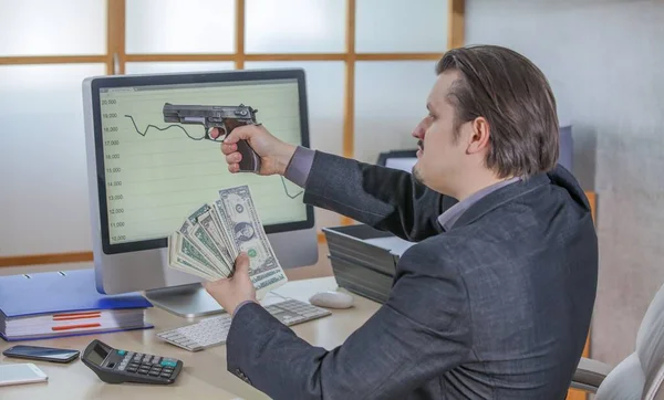 Hombre Negocios Está Sentado Mesa Oficina Una Mano Está Teniendo — Foto de Stock