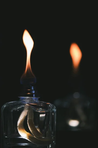 Disparo Vertical Selectivo Dos Encendedores Alcohol Aislados Fondo Negro — Foto de Stock