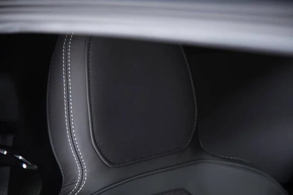 Zbliżenie Skórzanego Fotela Nowoczesnego Luksusowego Samochodu Pod Światłami — Zdjęcie stockowe