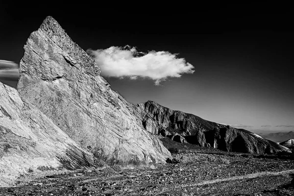 Graustufenaufnahme Der Felsen Den Mesquite Flats Sanddünen Death Valley Kalifornien — Stockfoto
