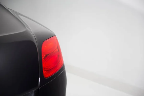 Zbliżenie Ujęcie Tylnego Światła Samochodu Białym Tłem — Zdjęcie stockowe