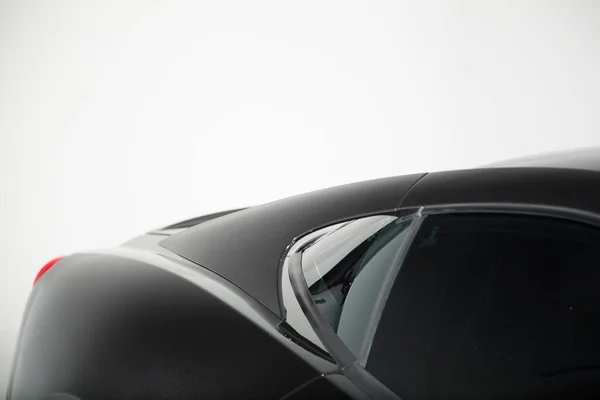 Eine Nahaufnahme Des Rücklichts Eines Autos Mit Weißem Hintergrund — Stockfoto